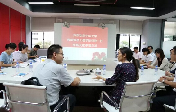 中大的领导对天威3D打印机表现出浓厚的兴趣
