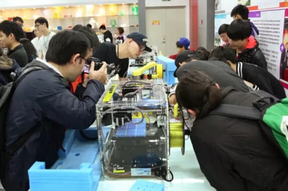 学生动手实践组装DIY 3D打印